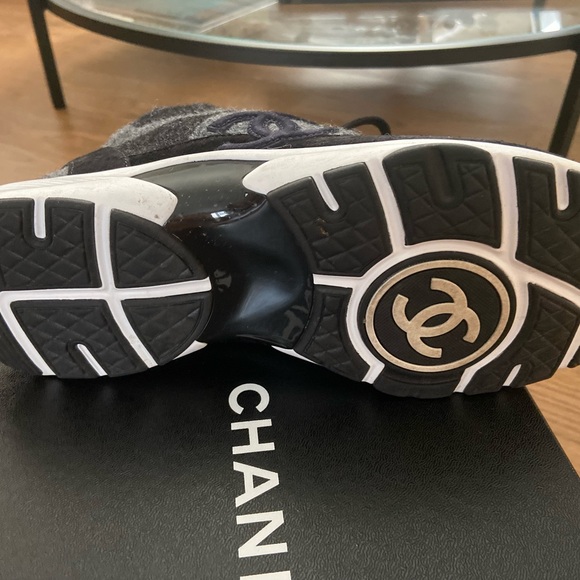 Purchased shoe they run narrow. Tried them on a few times never worn outside - Picture 3 of 5